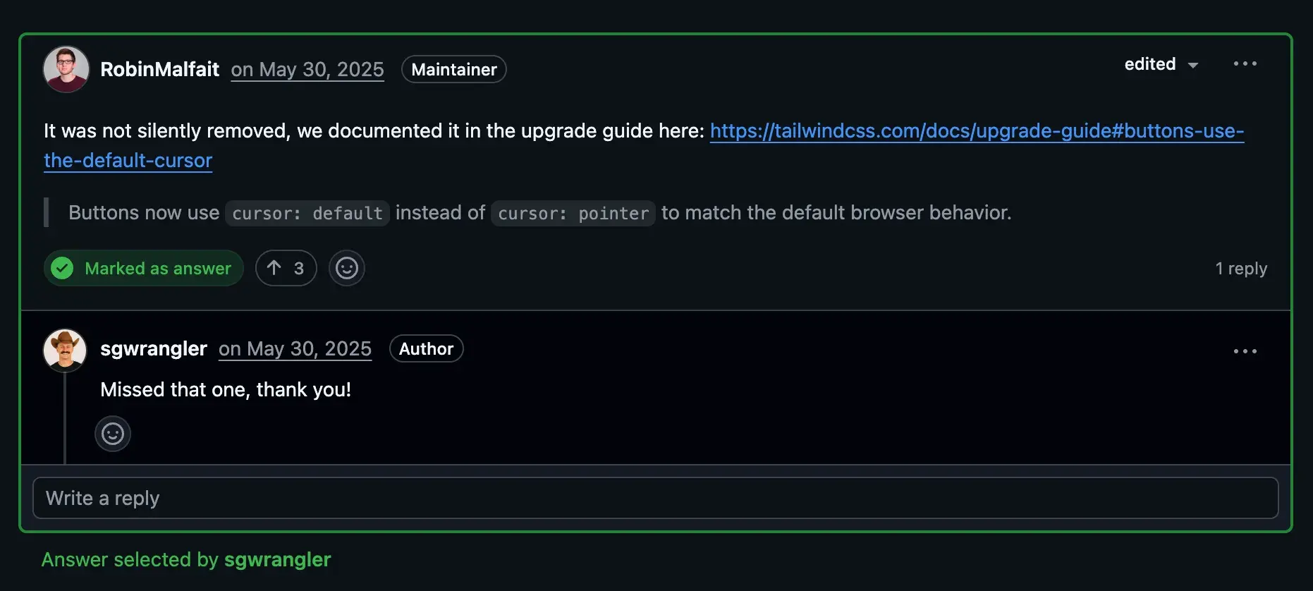 GitHub 討論串中 Tailwind 維護者 RobinMalfait 在 2025 年 5 月 30 日的回覆，被標記為答案，內容是「It was not silently removed」並附上 upgrade guide 連結，引述 Buttons now use cursor: default instead of cursor: pointer；發問者回覆 Missed that one, thank you!