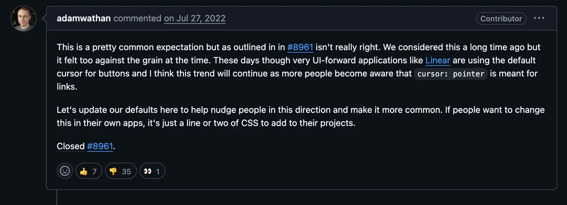 GitHub 上 adamwathan 在 2022 年 7 月 27 日的留言，說像 Linear 這類 UI-forward 的應用已經改用預設游標，並認為 cursor: pointer 是給連結用的。留言下方的表情反應是 7 個讚、35 個倒讚